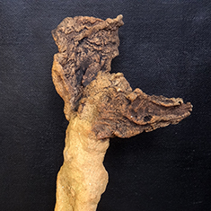 <h2>Ange déchu</h2> Terre rakù, oxydes métalliques, cuisson en réduction, 38x12x15cm, <h1>2015</h2>