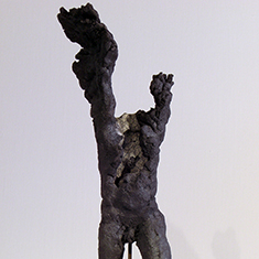 <h2>Ange déchu</h2> Terre rakù enfumée, émail, 19x8x5cm, <h2>2008</h2>