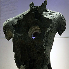 <h2>Esprit du Cercle</h2> Terre et cuisson Rakù, agathe, 165x55x40cm, <h2>2006</h2>