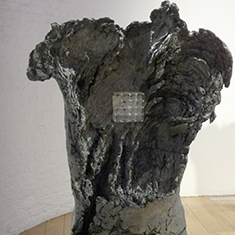 <h2>Esprit du Carré</h2> Terre et cuisson Rakù, verre filé, 150x55x40cm, <h2>2006</h2>