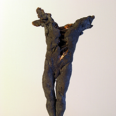 <h2>Figure Christique</h2> Terre rouge enfumée, tiges métalliques, 18x8x4cm, <h2>2008</h2>