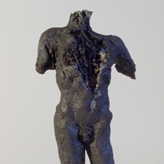 <h2>Figure en Péril</h2> Terre rakù enfumée, tiges métalliques, 15x7x4cm, <h2>2008</h2>