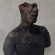 <h2>Mémoire 2</h2> Terre et cuisson Rakù, 80x65x28cm, <h2>2004</h2>