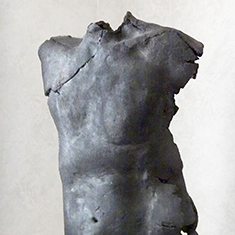 <h2>Torse Christique</h2> Terre rakù enfumée, 67x40x23cm, <h2>2006</h2>