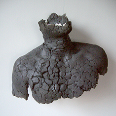 <h2>Mémoire 1</h2> Terre et cuisson Rakù, 45x60x28cm, <h2>2004</h2>