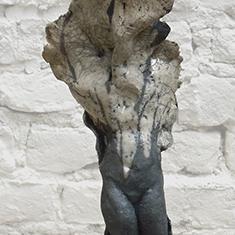 <h2>Daphnée</h2> Terre rakù enfumée, émail, 20x9x4cm, <h2>2006</h2>