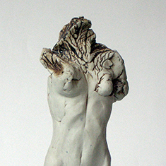 <h2>Daphnée nue</h2> Porcelaine et oxydes métalliques, 12x5x3cm, <h2>2004</h2>