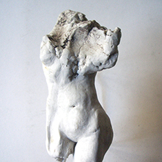 <h2>Petite Prolifération 2</h2> Porcelaine et oxydes métalliques, 11x5x3cm, <h2>2004</h2>