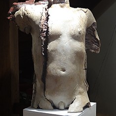 <h2>Torse Tellurique</h2> Grès, oxydes métalliques, émail, cuisson en réduction, 64x56x32m, <h2>2016</h2>