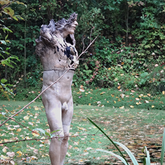 <h2>Homme Reliquaire</h2> Grès, engobes, oxydes métalliques, 172x67x35m, <h2>2015</h2>