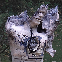 <h2>Homme Reliquaire (détail)</h2> Grès, engobes, oxydes métalliques, 172x67x35m, <h2>2015</h2>