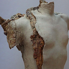 <h2>Présence double</h2> Grès, oxydes métalliques, cuisson en réduction, 55x63x32m, <h2>2016</h2>