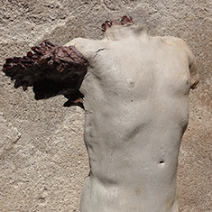 <h2>Torse Samothrace</h2> Grès, oxydes métalliques, émail, cuisson en réduction, 65x54x36m, <h2>2016</h2>