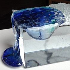 <h2>Coulée bleue</h2> Pâte de verre, deux éléments ajustés, 17/34/13 cm,<h2>2019</h2>